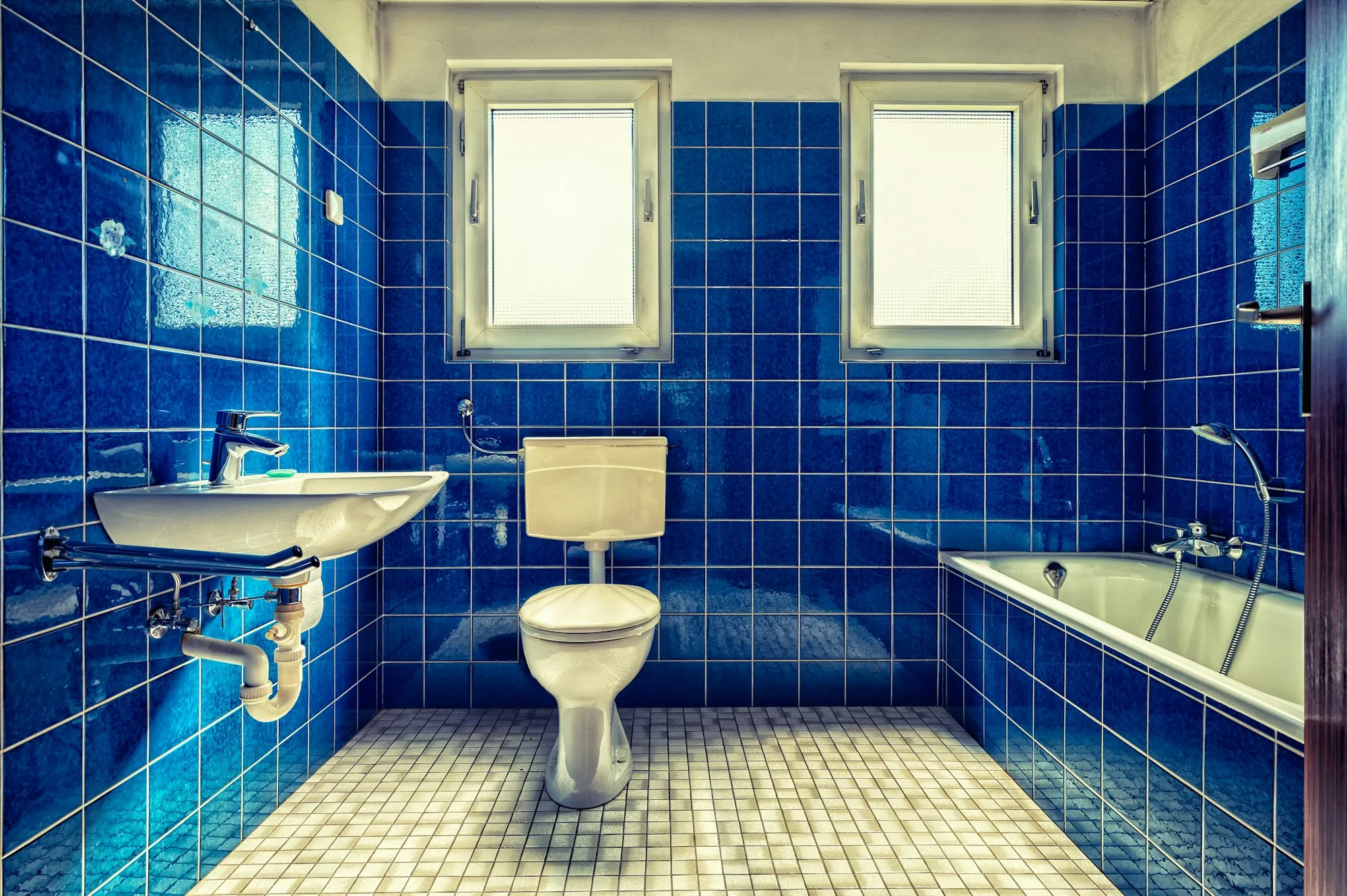 A dated bathroom before renovation